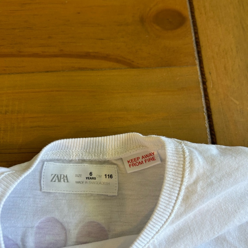 Zara White Tee with Blue Daisy and Yellow Center - Picture 2 of 4